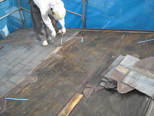 瑞穂区でメンテナンス方法を悩んでいた、経年劣化が進行したカラーベスト屋根の葺き替え工事、既存屋根材を解体